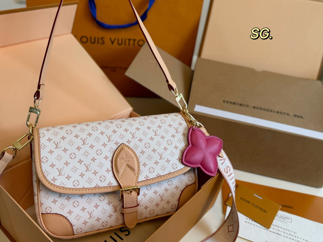 LB1329 Diane / 9.4 x 5.9 x 3.5 inches