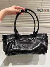 Load image into Gallery viewer, BCG063 Women&#39;s Le City Bag East-west in Black / L11,8 x H7 x W5,9 inch
