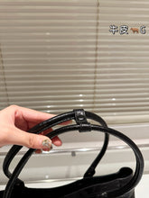 Load image into Gallery viewer, BCG063 Women&#39;s Le City Bag East-west in Black / L11,8 x H7 x W5,9 inch
