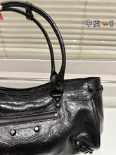 Load image into Gallery viewer, BCG063 Women&#39;s Le City Bag East-west in Black / L11,8 x H7 x W5,9 inch
