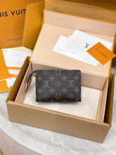 Load image into Gallery viewer, LB1585 LV Poche Toilette PM / HIGHEST QUALITY VERSION / 15×10×4.5cm
