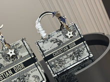 Load image into Gallery viewer, DR579 Book Tote Small/Medium/Large
