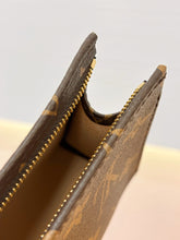 Load image into Gallery viewer, LB1585 LV Poche Toilette PM / HIGHEST QUALITY VERSION / 15×10×4.5cm
