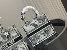 Load image into Gallery viewer, DR579 Book Tote Small/Medium/Large

