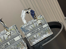 Load image into Gallery viewer, DR580 Book Tote Small/Medium/Large
