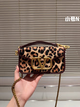 Load image into Gallery viewer, VLTN088 LOCÒ CALFSKIN SHOULDER BAG / Small/Medium
