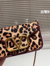 Load image into Gallery viewer, VLTN088 LOCÒ CALFSKIN SHOULDER BAG / Small/Medium
