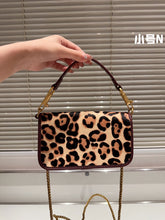 Load image into Gallery viewer, VLTN088 LOCÒ CALFSKIN SHOULDER BAG / Small/Medium
