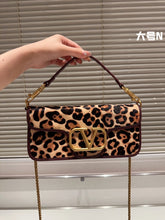 Load image into Gallery viewer, VLTN088 LOCÒ CALFSKIN SHOULDER BAG / Small/Medium
