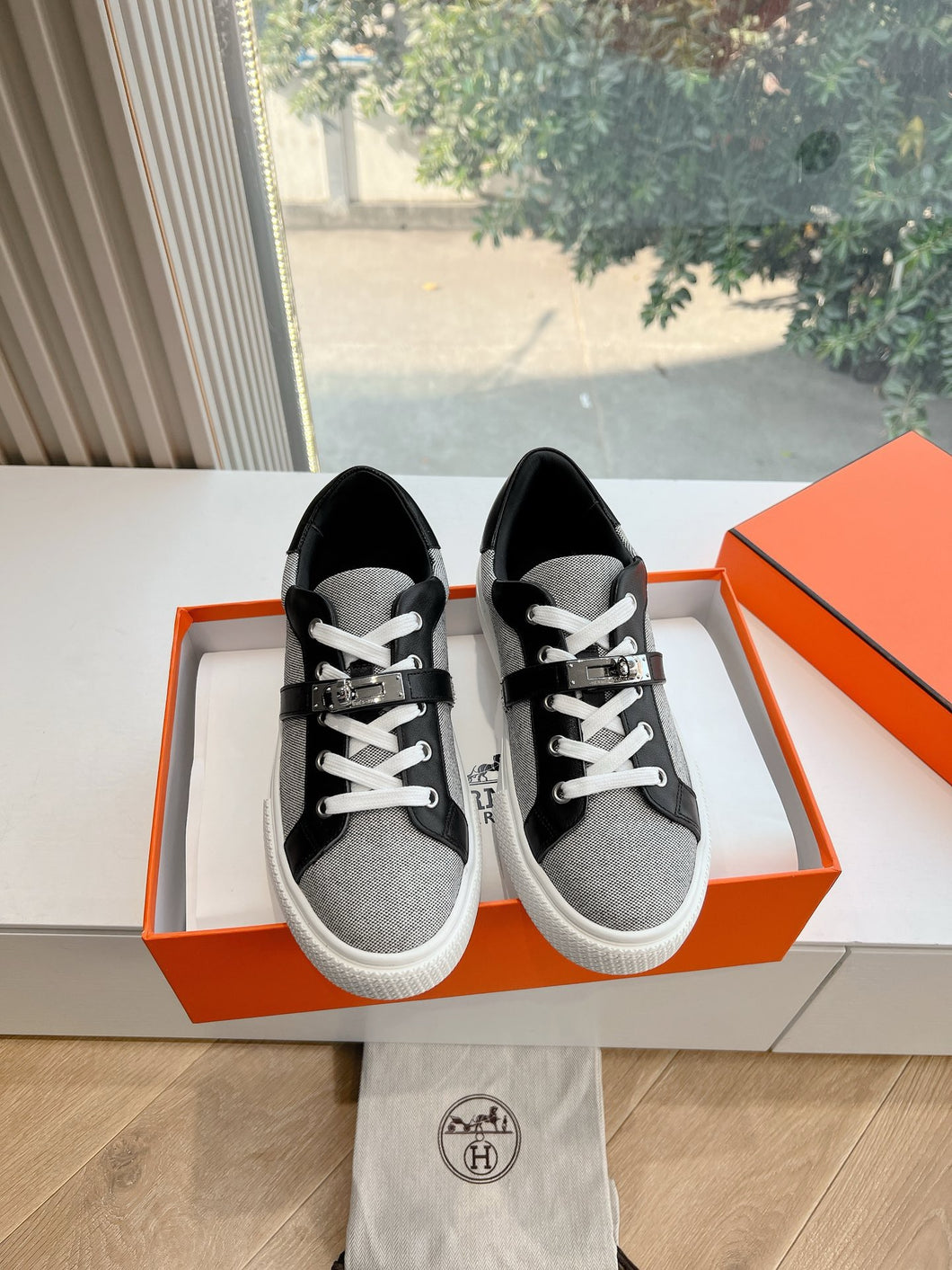 SE1562 Hermes Day Sneaker / Size5-10