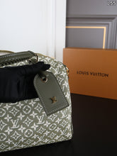 Load image into Gallery viewer, LB1592 LV Speedy Soft 30 / Olive Green Jacquard / 30×22cm
