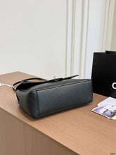 Load image into Gallery viewer, CC1513 Chanel New Shoulder Bag / L:36×24 cm M:28×18 cm S:21×12cm
