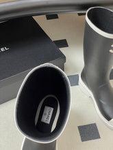 Load image into Gallery viewer, SE1769 Chanel 26C Classic Rain Boots / 3.5 cm / Sizes 5–11
