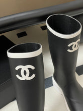 Load image into Gallery viewer, SE1769 Chanel 26C Classic Rain Boots / 3.5 cm / Sizes 5–11
