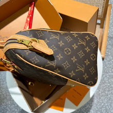 Load image into Gallery viewer, LB872 Monogram Handbag / 13x9.8x5.1inch
