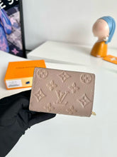 Load image into Gallery viewer, LB1143 Cléa Wallet / HIGHEST QUALITY VERSION / 4.3 x 3.3 x 1.4 inches
