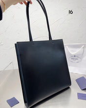 Load image into Gallery viewer, PD185 Leather Tote Bag / 14.9x2x14inch
