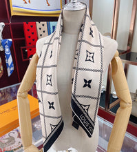 Load image into Gallery viewer, CLTH250 LB Croisillon Square Scarves
