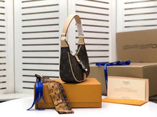 Load image into Gallery viewer, LB157   8.7x5.1x2.8inch（Including silk scarves.）
