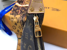 Load image into Gallery viewer, LB157   8.7x5.1x2.8inch（Including silk scarves.）
