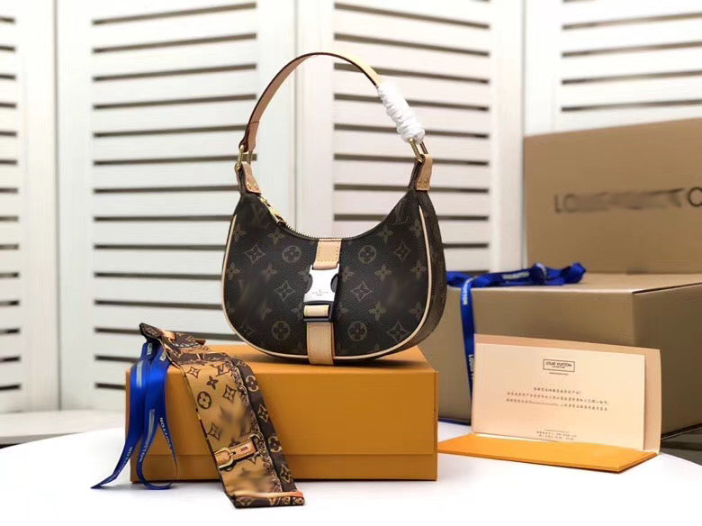 LB157   8.7x5.1x2.8inch（Including silk scarves.）