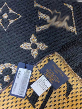 Load image into Gallery viewer, CLTH024 94%wool,4% Pure Silk,3%Dacron175x30x30cm
