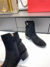 Load image into Gallery viewer, SE616 Size 5-10   Heels:4cm Material: Suede Lining: Sheep skin Sole: Rubber
