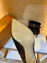 Load image into Gallery viewer, SE634  Size 4-11 Heels:10.5cm Material: Cowhide  Lining: Sheep skin Sole: Italian leather
