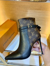 Load image into Gallery viewer, SE634  Size 4-11 Heels:10.5cm Material: Cowhide  Lining: Sheep skin Sole: Italian leather
