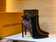 Load image into Gallery viewer, SE634  Size 4-11 Heels:10.5cm Material: Cowhide  Lining: Sheep skin Sole: Italian leather
