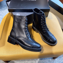 Load image into Gallery viewer, SE635 Size 5-10  Material: Cowhide  Lining: Sheep skin Sole: Rubber
