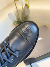 Load image into Gallery viewer, SE650  Size 5-9    Material: Cowhide  Lining: Sheep skin Sole: Italian leather
