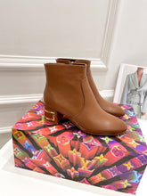 Load image into Gallery viewer, SE668  Size 4-9   Heels:5cm Material: Cowhide  Lining: Sheep skin Sole: Italian leather
