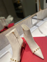 Load image into Gallery viewer, SE680  Size 5-8  Heels:7cm Material: Cowhide  Lining: Sheep skin Sole: Italian leather
