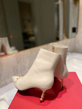 Load image into Gallery viewer, SE680  Size 5-8  Heels:7cm Material: Cowhide  Lining: Sheep skin Sole: Italian leather
