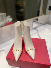 Load image into Gallery viewer, SE680  Size 5-8  Heels:7cm Material: Cowhide  Lining: Sheep skin Sole: Italian leather
