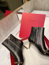 Load image into Gallery viewer, SE681  Size 5-8  Heels:7cm Material: Cowhide  Lining: Sheep skin Sole: Italian leather
