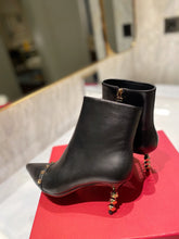 Load image into Gallery viewer, SE681  Size 5-8  Heels:7cm Material: Cowhide  Lining: Sheep skin Sole: Italian leather
