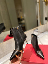 Load image into Gallery viewer, SE681  Size 5-8  Heels:7cm Material: Cowhide  Lining: Sheep skin Sole: Italian leather
