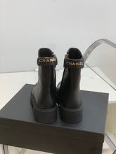 Load image into Gallery viewer, SE692  Size 5-10   Material: Cowhide  Lining: Sheep skin Sole: Rubber
