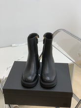 Load image into Gallery viewer, SE692  Size 5-10   Material: Cowhide  Lining: Sheep skin Sole: Rubber
