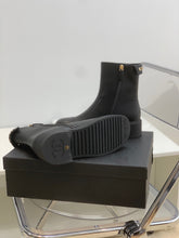 Load image into Gallery viewer, SE692  Size 5-10   Material: Cowhide  Lining: Sheep skin Sole: Rubber
