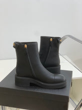 Load image into Gallery viewer, SE692  Size 5-10   Material: Cowhide  Lining: Sheep skin Sole: Rubber
