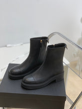 Load image into Gallery viewer, SE692  Size 5-10   Material: Cowhide  Lining: Sheep skin Sole: Rubber
