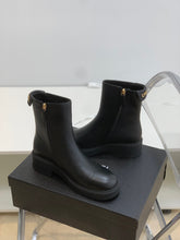 Load image into Gallery viewer, SE692  Size 5-10   Material: Cowhide  Lining: Sheep skin Sole: Rubber
