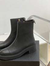 Load image into Gallery viewer, SE692  Size 5-10   Material: Cowhide  Lining: Sheep skin Sole: Rubber
