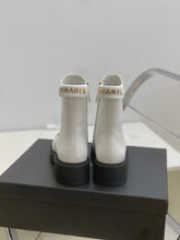 Load image into Gallery viewer, SE692  Size 5-10   Material: Cowhide  Lining: Sheep skin Sole: Rubber
