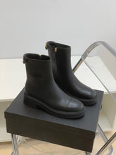 Load image into Gallery viewer, SE692  Size 5-10   Material: Cowhide  Lining: Sheep skin Sole: Rubber
