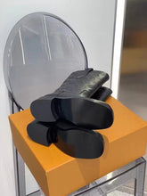 Load image into Gallery viewer, SE698    Size 4-10    Material: Cowhide  Lining: Sheep skin Sole: Italian leather
