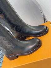 Load image into Gallery viewer, SE698    Size 4-10    Material: Cowhide  Lining: Sheep skin Sole: Italian leather
